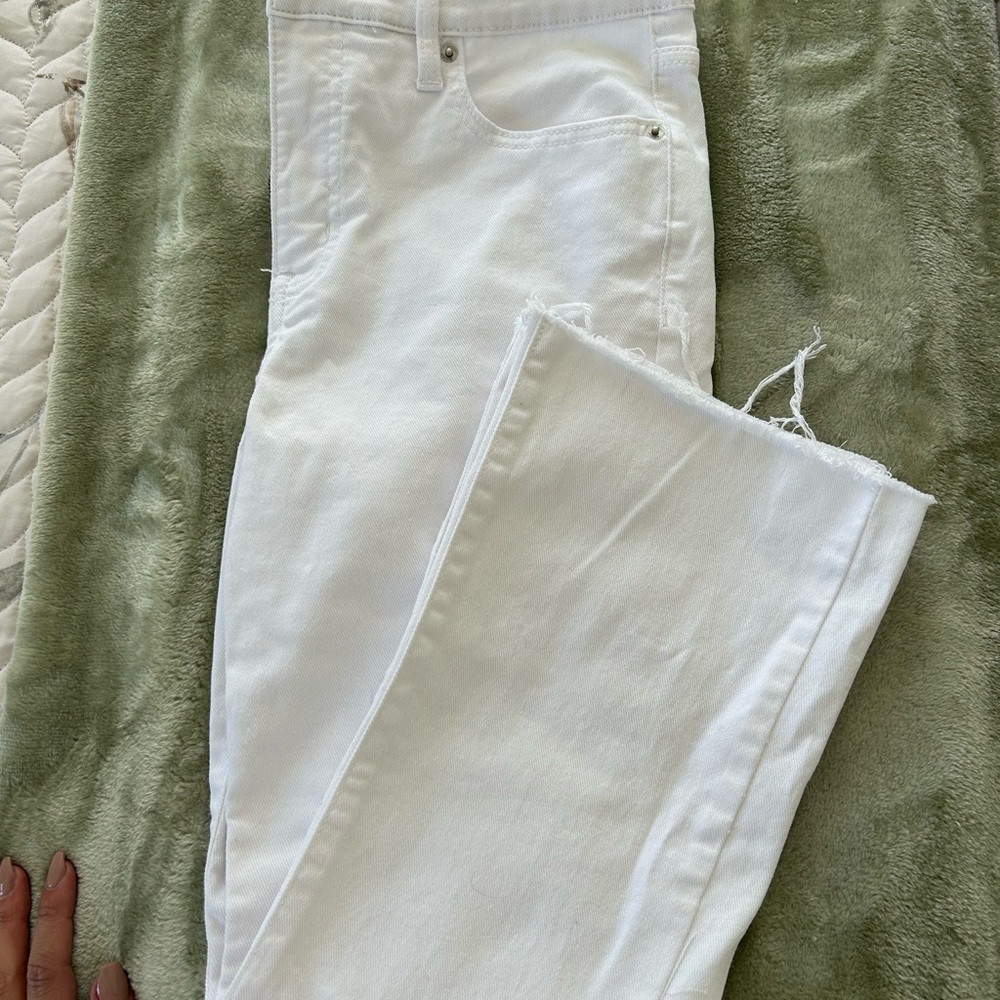 DKNY Women's Cropped White Jeans - New Without Tags. Never worn. Run Small